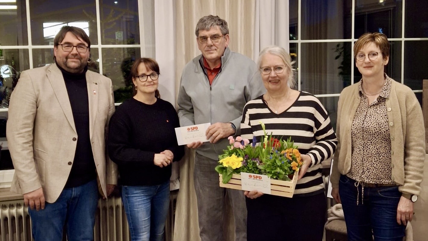Die neue Doppelspitze bedanken sich für viele Jahre ehrenamtlichen Engagements beim scheidenden Vorstand (v.l. Christian Lanz, Simone Spranke, Joachim Giesler, Sabine Beine, Petra Giesler)